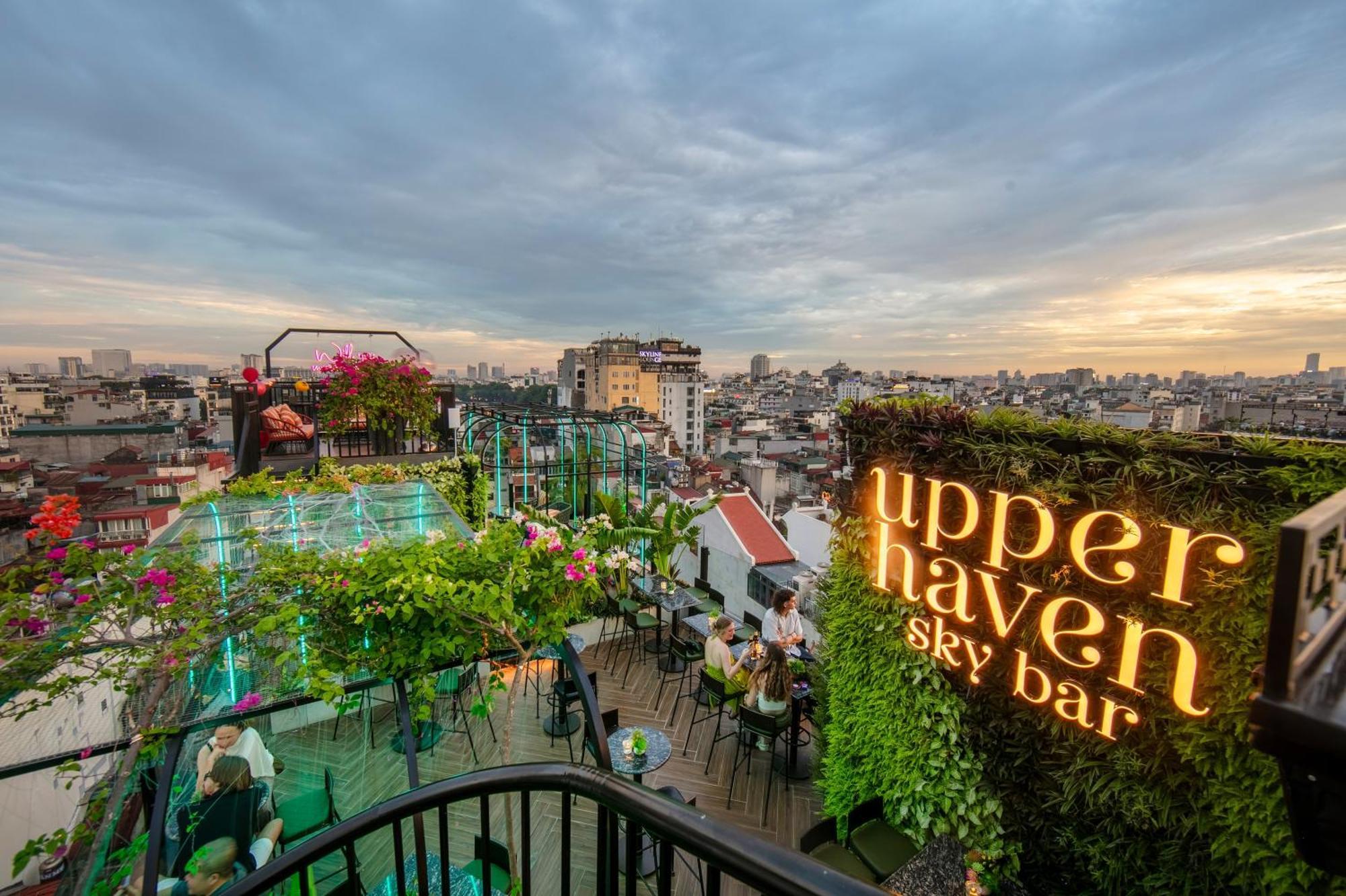 May De Ville Crown Hotel Hanói Exterior foto Upper Haven Sky Bar