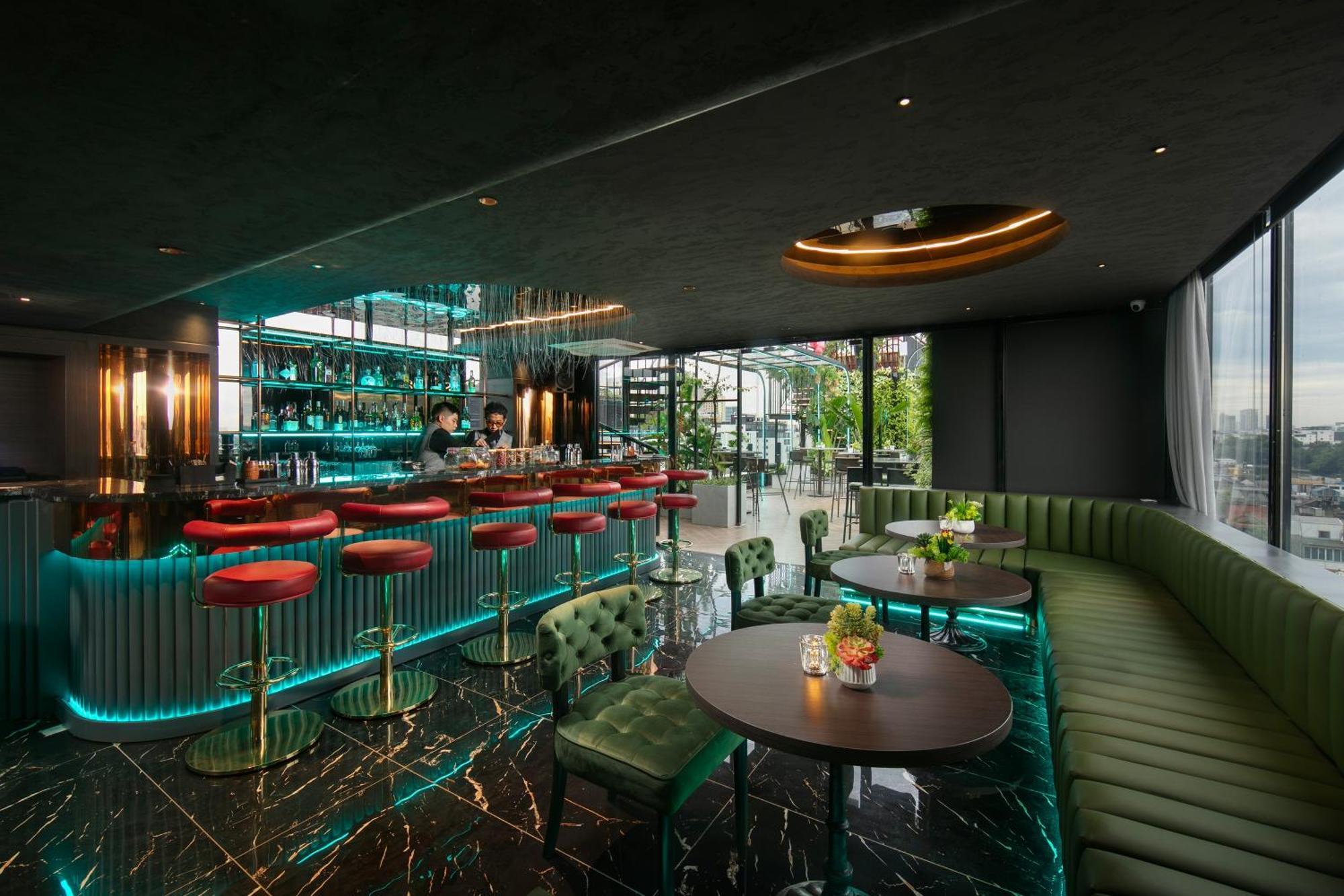 May De Ville Crown Hotel Hanói Exterior foto The bar at the 12th floor