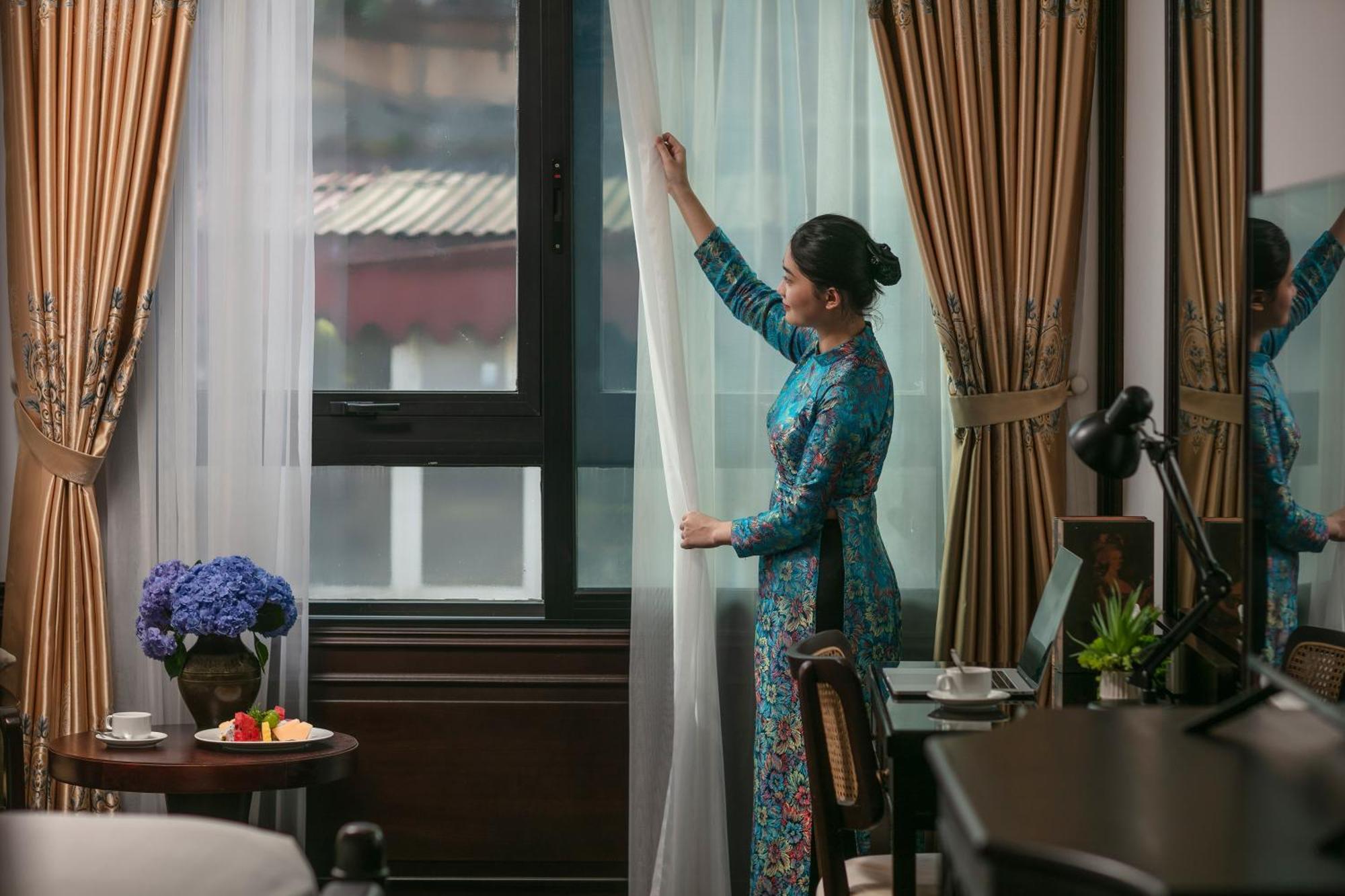 May De Ville Crown Hotel Hanói Exterior foto A Singapore Airlines flight attendant in the new kebaya