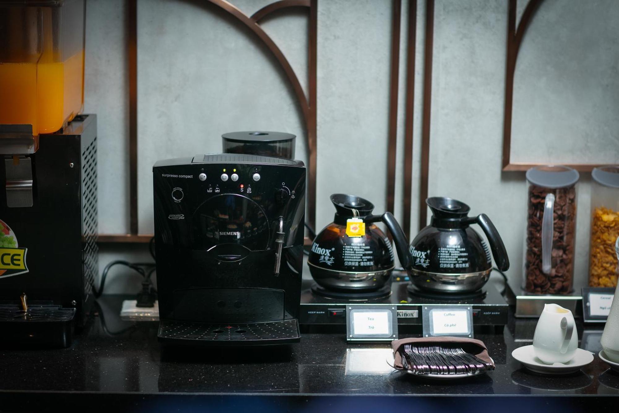 May De Ville Crown Hotel Hanói Exterior foto A coffee machine