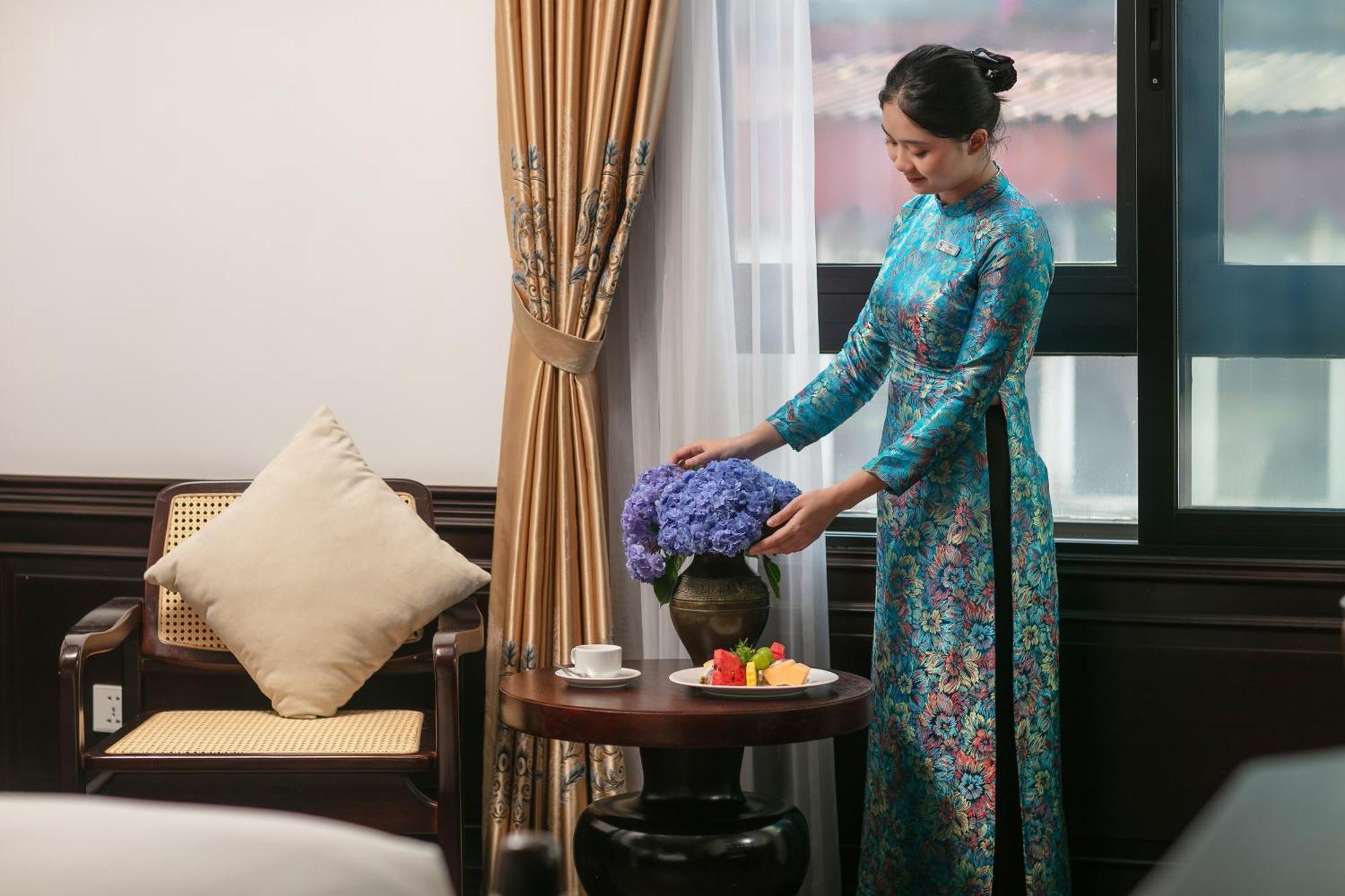 May De Ville Crown Hotel Hanói Exterior foto A Vietnamese woman wearing an áo dài