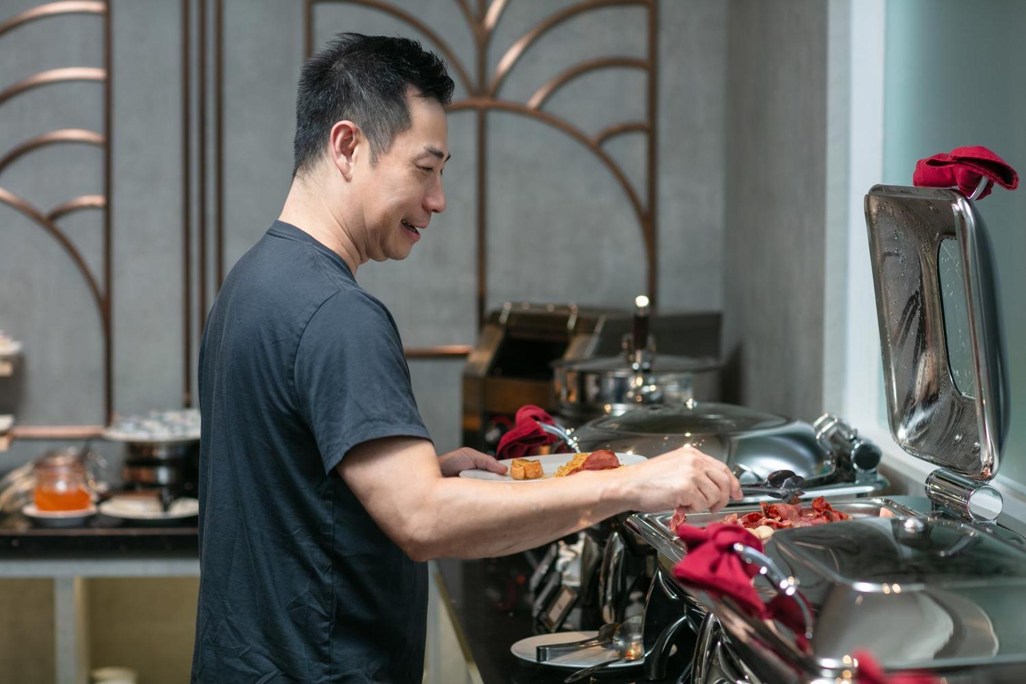 May De Ville Crown Hotel Hanói Exterior foto Chef preparing food at a buffet