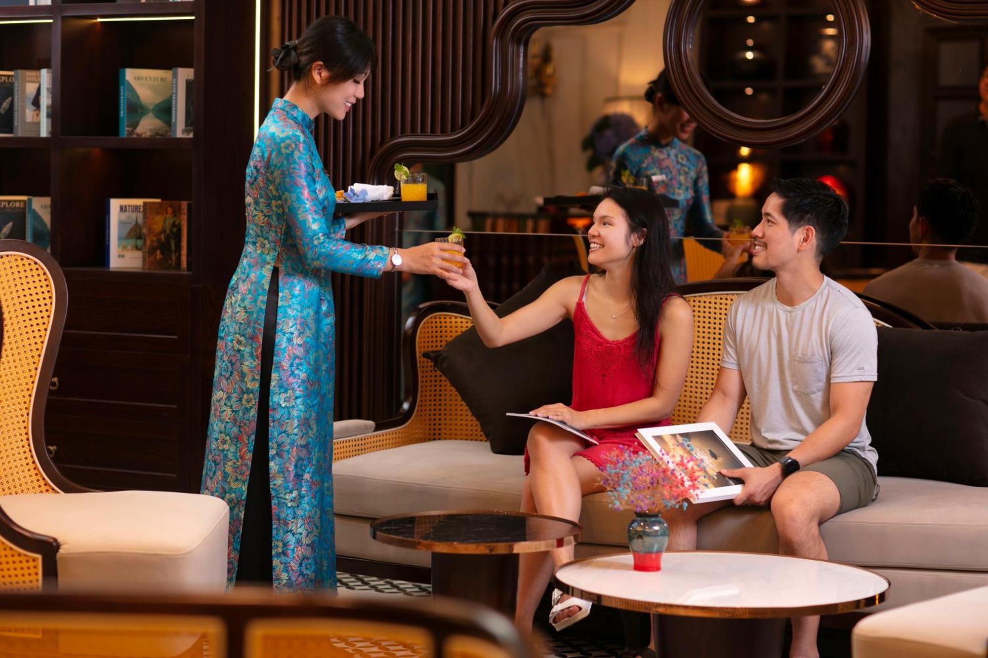 May De Ville Crown Hotel Hanói Exterior foto A Vietnamese woman wearing an áo dài